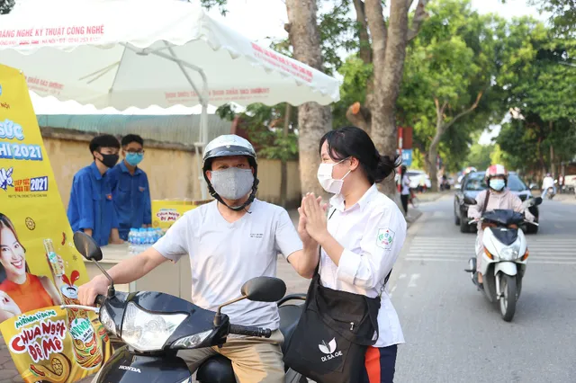 [Ảnh] Thí sinh đeo khẩu trang làm bài thi, phụ huynh hồi hộp chờ con vượt vũ môn - Ảnh 3.