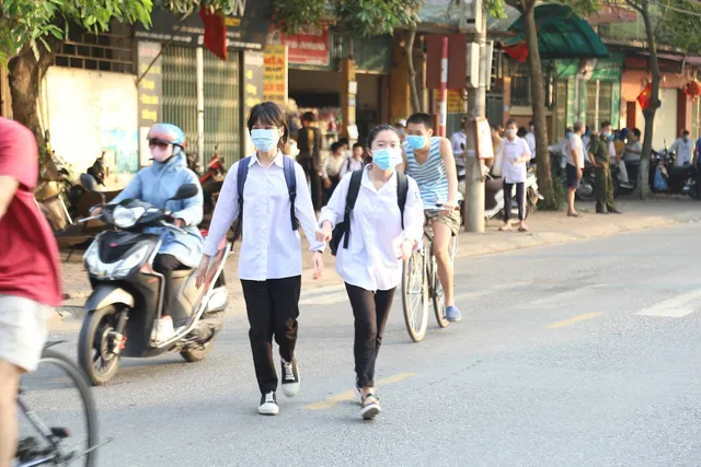 [Ảnh] Thí sinh đeo khẩu trang làm bài thi, phụ huynh hồi hộp chờ con vượt vũ môn - Ảnh 4.
