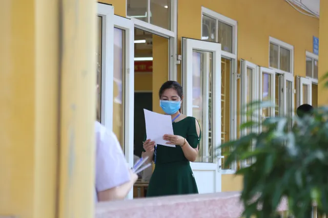 [Ảnh] Thí sinh đeo khẩu trang làm bài thi, phụ huynh hồi hộp chờ con vượt vũ môn - Ảnh 8.