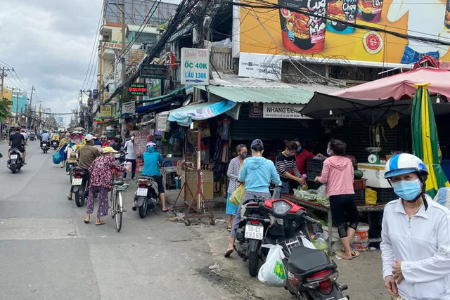 TP Hồ Chí Minh: Dưa leo 80.000 đồng/kg, rau xanh ở chợ giá tăng chạm đỉnh - Ảnh 1.