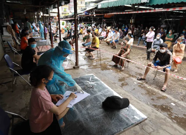 1 người bán rau mắc COVID-19, Hà Nội cách ly y tế chợ Phùng Khoang - Ảnh 2.