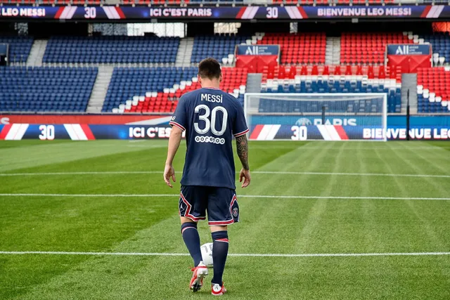 CHÙM ẢNH: Lionel Messi đến PSG ký hợp và ra mắt đội bóng mới - Ảnh 11. CHÙM ẢNH: Lionel Messi đến PSG ký hợp và ra mắt đội bóng mới - Ảnh 11.
