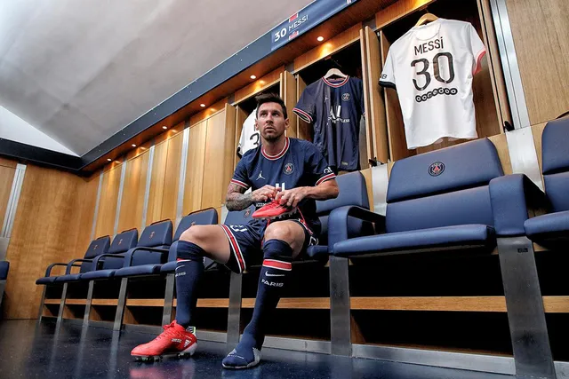 CHÙM ẢNH: Lionel Messi đến PSG ký hợp và ra mắt đội bóng mới - Ảnh 7. CHÙM ẢNH: Lionel Messi đến PSG ký hợp và ra mắt đội bóng mới - Ảnh 7.