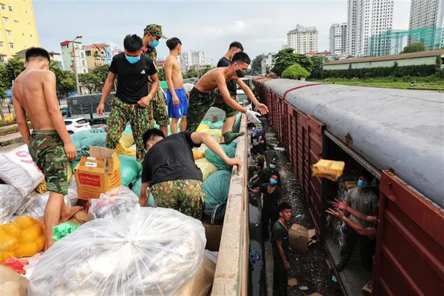 Tàu hỏa vận chuyển miễn phí 300 tấn hàng của Hòa Bình hỗ trợ các tỉnh phía Nam - Ảnh 5.