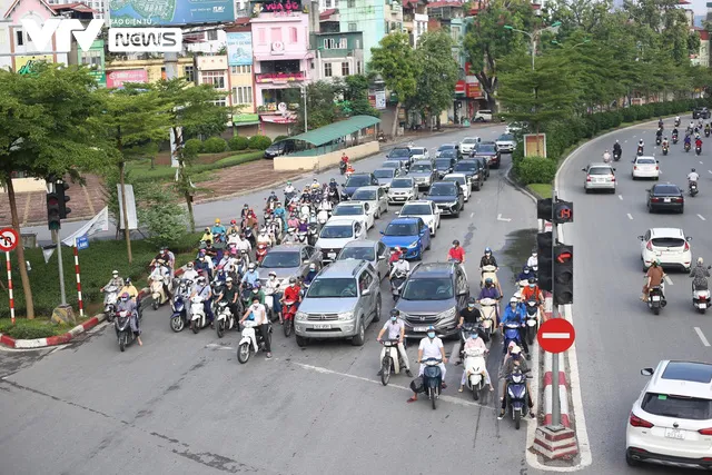 Đường phố Hà Nội đông đúc trở lại - Ảnh 1. Đường phố Hà Nội đông đúc trở lại - Ảnh 1.