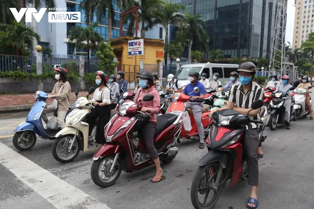 Đường phố Hà Nội đông đúc trở lại - Ảnh 2. Đường phố Hà Nội đông đúc trở lại - Ảnh 2.