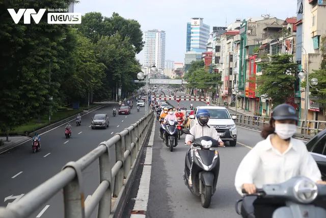 Đường phố Hà Nội đông đúc trở lại - Ảnh 3. Đường phố Hà Nội đông đúc trở lại - Ảnh 3.