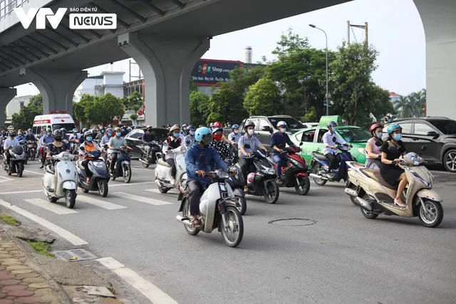 Đường phố Hà Nội đông đúc trở lại - Ảnh 5. Đường phố Hà Nội đông đúc trở lại - Ảnh 5.
