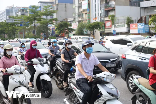 Đường phố Hà Nội đông đúc trở lại - Ảnh 7. Đường phố Hà Nội đông đúc trở lại - Ảnh 7.