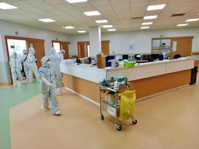 Trắng đêm giành giật sự sống trong Bệnh viện Hồi sức COVID-19 TP Hồ Chí Minh - Ảnh 2.