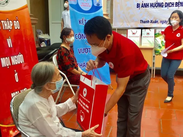 Trao tặng 10.000 túi hàng gia đình hỗ trợ người bị ảnh hưởng bởi dịch bệnh trên địa bàn thành phố Hà Nội - Ảnh 2.