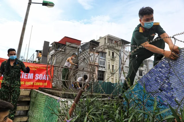 Lập hàng rào dây thép gai dọc đường Hồng Hà khu vực phong tỏa cả phường Chương Dương (Hà Nội) - Ảnh 1.