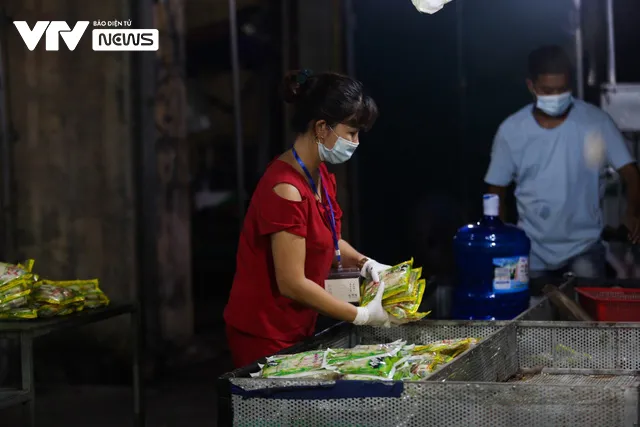 Chợ đầu mối phía Nam (Hà Nội) thắt chặt chống dịch khi mở lại sau 25 ngày phong tỏa - Ảnh 8. Chợ đầu mối phía Nam (Hà Nội) thắt chặt chống dịch khi mở lại sau 25 ngày phong tỏa - Ảnh 8.