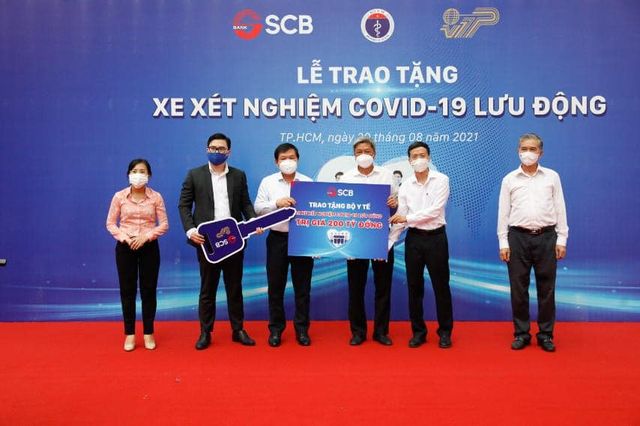 TP. Hồ Chí Minh được trao tặng 10 xe xét nghiệm COVID-19 lưu động - Ảnh 1.