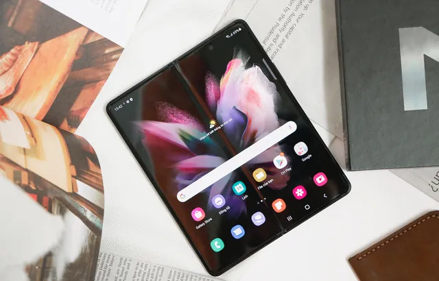 Giá “chát”, người dùng Việt vẫn chuộng Galaxy Z Fold3 5G - Ảnh 1.