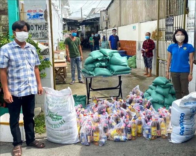 Vận động giảm giá phòng trọ, hỗ trợ lương thực thực phẩm cho người dân ở lại chống dịch - Ảnh 1.