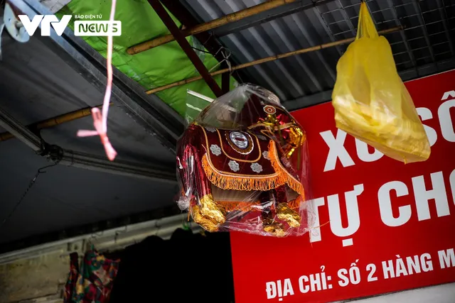 Tiểu thương phố Hàng Mã hé cửa, bỏ then cài buôn bán giữa thời điểm giãn cách xã hội - Ảnh 1. Tiểu thương phố Hàng Mã hé cửa, bỏ then cài buôn bán giữa thời điểm giãn cách xã hội - Ảnh 1.