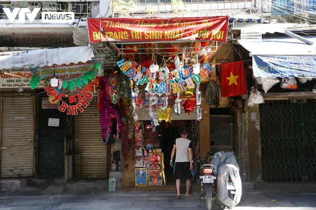 Tiểu thương phố Hàng Mã hé cửa, bỏ then cài buôn bán giữa thời điểm giãn cách xã hội - Ảnh 2. Tiểu thương phố Hàng Mã hé cửa, bỏ then cài buôn bán giữa thời điểm giãn cách xã hội - Ảnh 2.