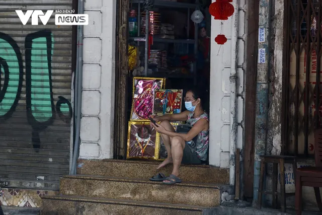 Tiểu thương phố Hàng Mã hé cửa, bỏ then cài buôn bán giữa thời điểm giãn cách xã hội - Ảnh 4. Tiểu thương phố Hàng Mã hé cửa, bỏ then cài buôn bán giữa thời điểm giãn cách xã hội - Ảnh 4.