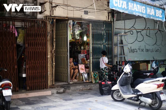 Tiểu thương phố Hàng Mã hé cửa, bỏ then cài buôn bán giữa thời điểm giãn cách xã hội - Ảnh 6. Tiểu thương phố Hàng Mã hé cửa, bỏ then cài buôn bán giữa thời điểm giãn cách xã hội - Ảnh 6.