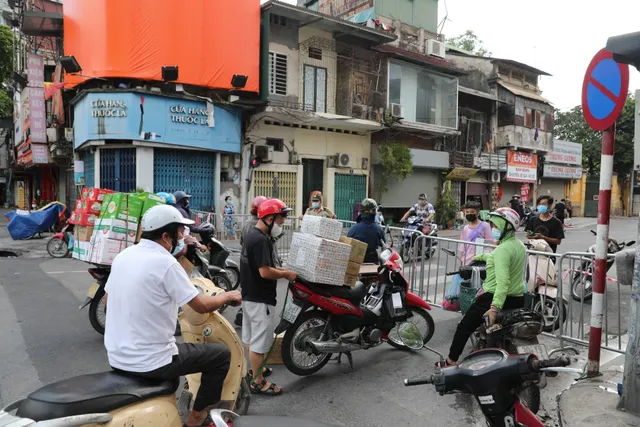 Hà Nội phong tỏa toàn phường Văn Miếu do có 22 ca dương tính mới - Ảnh 4.