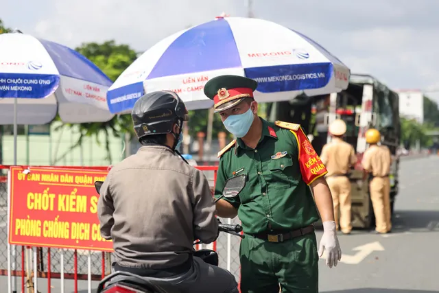 Quân đội hỗ trợ các chốt kiểm soát tại TP Hồ Chí Minh ngày đầu siết chặt giãn cách - Ảnh 6.