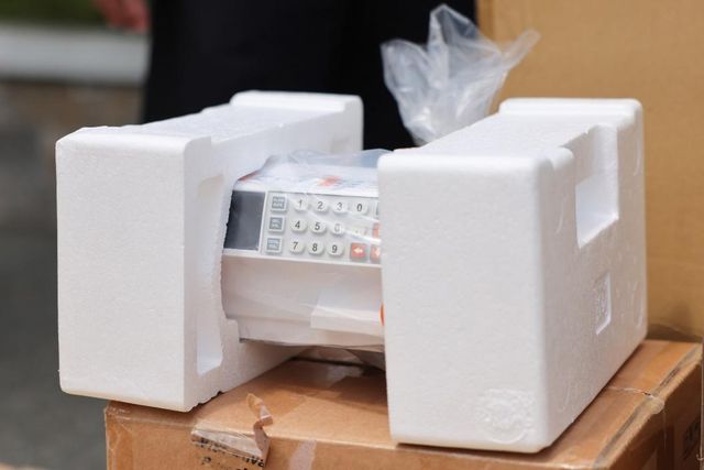 Trao tặng trang thiết bị y tế và buồng vệ sinh kháng khuẩn cho các bệnh viện dã chiến TP Hồ Chí Minh - Ảnh 3.