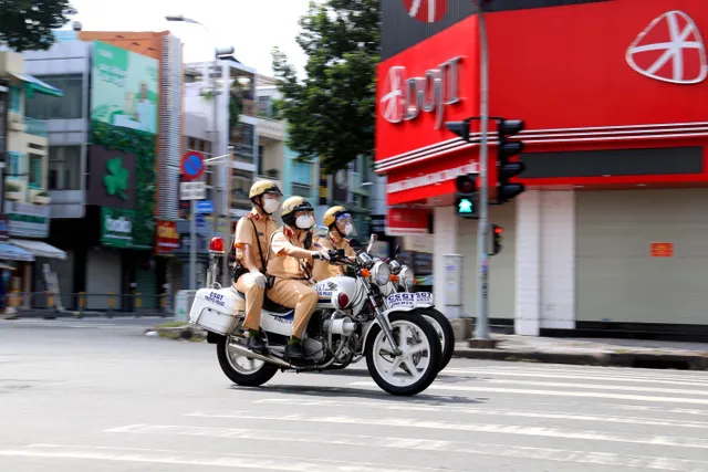 Quân đội hỗ trợ các chốt kiểm soát tại TP Hồ Chí Minh ngày đầu siết chặt giãn cách - Ảnh 5.