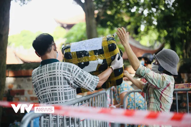 Hàng trăm lượt tiếp tế nhu yếu phẩm cho 2 phường cách ly Văn Miếu, Văn Chương - Ảnh 3. Hàng trăm lượt tiếp tế nhu yếu phẩm cho 2 phường cách ly Văn Miếu, Văn Chương - Ảnh 3.
