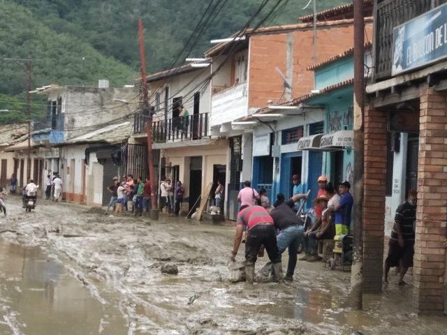 Lũ lụt ở Venezuela gây thiệt hại nghiêm trọng, số nạn nhân thiệt mạng tăng lên ít nhất 20 người - Ảnh 1.