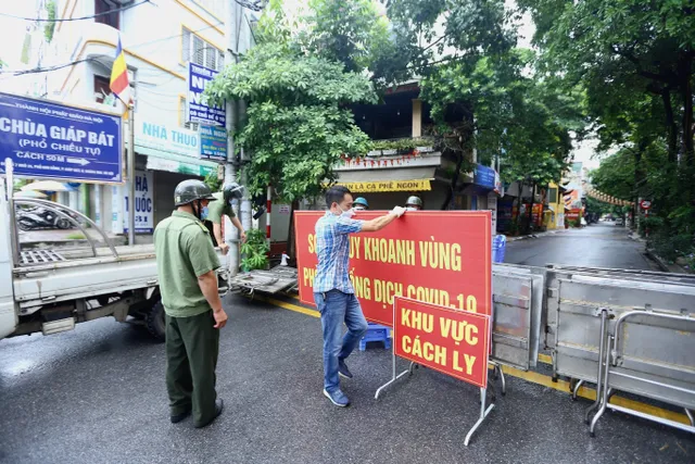 Mở rộng phong tỏa, xét nghiệm COVID-19 cho hàng trăm người dân ở phường Giáp Bát - Ảnh 1.