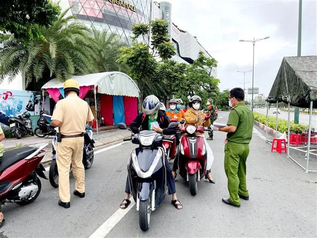 TP Hồ Chí Minh hoàn thành tiêm vaccine mũi 1, số ca dù tăng nhưng tỷ lệ nhiễm giảm - Ảnh 2.