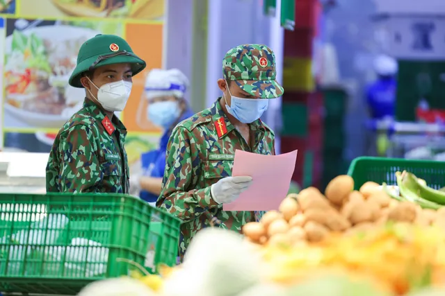 Bộ đội “đi chợ hộ” người dân ở tâm dịch TP Hồ Chí Minh: Người nhễ nhại mồ hôi, người tỉ mỉ check hàng - Ảnh 5. Bộ đội “đi chợ hộ” người dân ở tâm dịch TP Hồ Chí Minh: Người nhễ nhại mồ hôi, người tỉ mỉ check hàng - Ảnh 5.