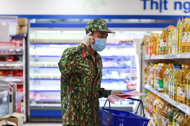 Bộ đội “đi chợ hộ” người dân ở tâm dịch TP Hồ Chí Minh: Người nhễ nhại mồ hôi, người tỉ mỉ check hàng - Ảnh 7. Bộ đội “đi chợ hộ” người dân ở tâm dịch TP Hồ Chí Minh: Người nhễ nhại mồ hôi, người tỉ mỉ check hàng - Ảnh 7.