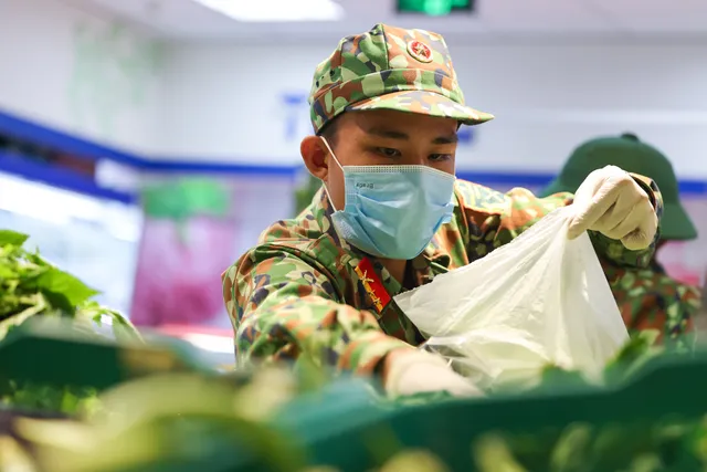 Bộ đội “đi chợ hộ” người dân ở tâm dịch TP Hồ Chí Minh: Người nhễ nhại mồ hôi, người tỉ mỉ check hàng - Ảnh 8. Bộ đội “đi chợ hộ” người dân ở tâm dịch TP Hồ Chí Minh: Người nhễ nhại mồ hôi, người tỉ mỉ check hàng - Ảnh 8.