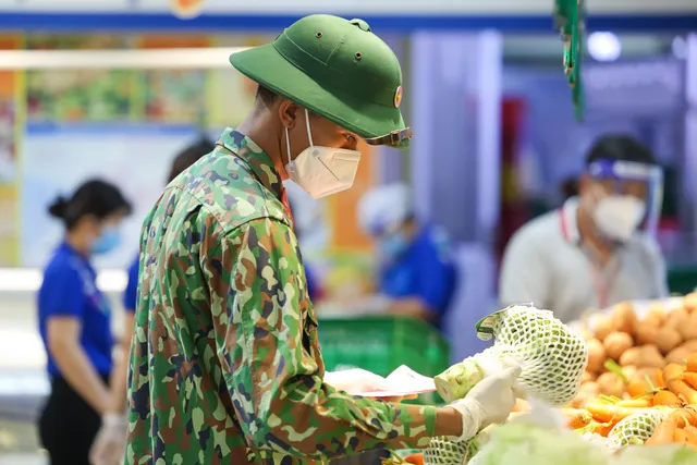 Bộ đội “đi chợ hộ” người dân ở tâm dịch TP Hồ Chí Minh: Người nhễ nhại mồ hôi, người tỉ mỉ check hàng - Ảnh 9. Bộ đội “đi chợ hộ” người dân ở tâm dịch TP Hồ Chí Minh: Người nhễ nhại mồ hôi, người tỉ mỉ check hàng - Ảnh 9.