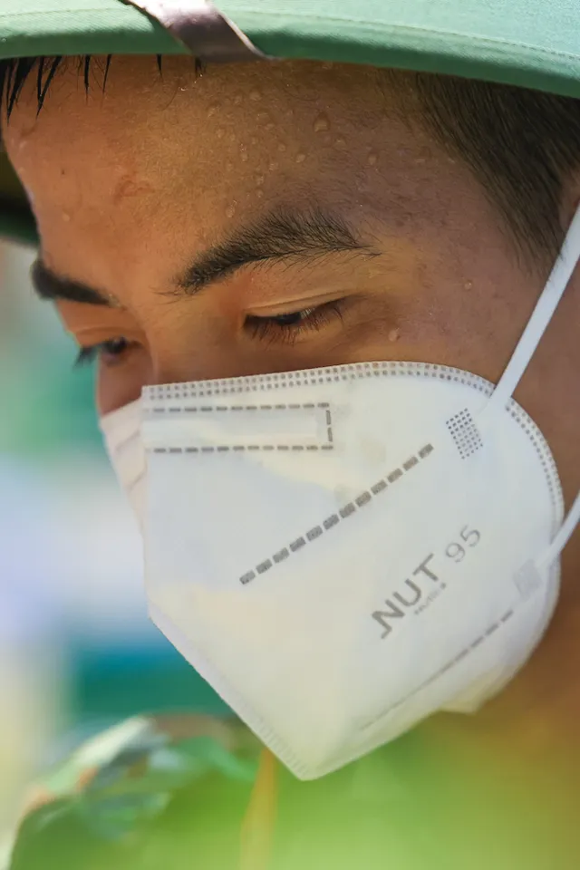 Bộ đội “đi chợ hộ” người dân ở tâm dịch TP Hồ Chí Minh: Người nhễ nhại mồ hôi, người tỉ mỉ check hàng - Ảnh 16. Bộ đội “đi chợ hộ” người dân ở tâm dịch TP Hồ Chí Minh: Người nhễ nhại mồ hôi, người tỉ mỉ check hàng - Ảnh 16.
