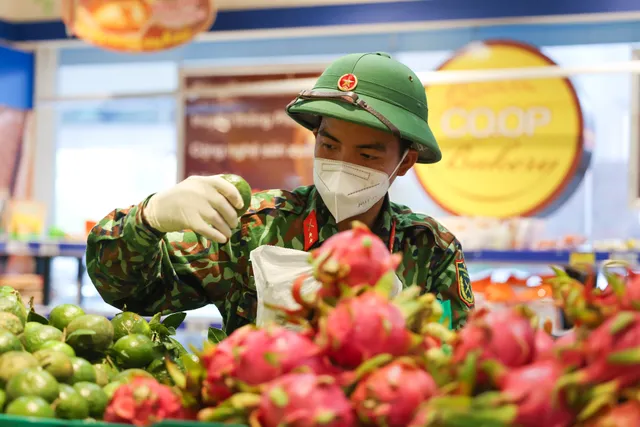 Bộ đội “đi chợ hộ” người dân ở tâm dịch TP Hồ Chí Minh: Người nhễ nhại mồ hôi, người tỉ mỉ check hàng - Ảnh 11. Bộ đội “đi chợ hộ” người dân ở tâm dịch TP Hồ Chí Minh: Người nhễ nhại mồ hôi, người tỉ mỉ check hàng - Ảnh 11.
