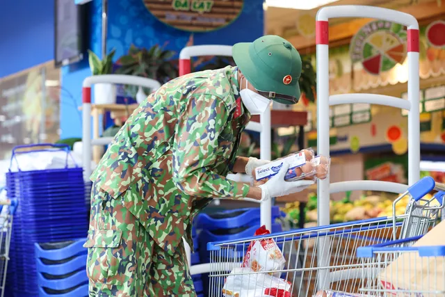 Bộ đội “đi chợ hộ” người dân ở tâm dịch TP Hồ Chí Minh: Người nhễ nhại mồ hôi, người tỉ mỉ check hàng - Ảnh 13. Bộ đội “đi chợ hộ” người dân ở tâm dịch TP Hồ Chí Minh: Người nhễ nhại mồ hôi, người tỉ mỉ check hàng - Ảnh 13.