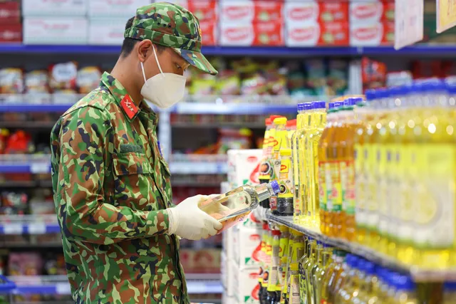 Bộ đội “đi chợ hộ” người dân ở tâm dịch TP Hồ Chí Minh: Người nhễ nhại mồ hôi, người tỉ mỉ check hàng - Ảnh 12. Bộ đội “đi chợ hộ” người dân ở tâm dịch TP Hồ Chí Minh: Người nhễ nhại mồ hôi, người tỉ mỉ check hàng - Ảnh 12.