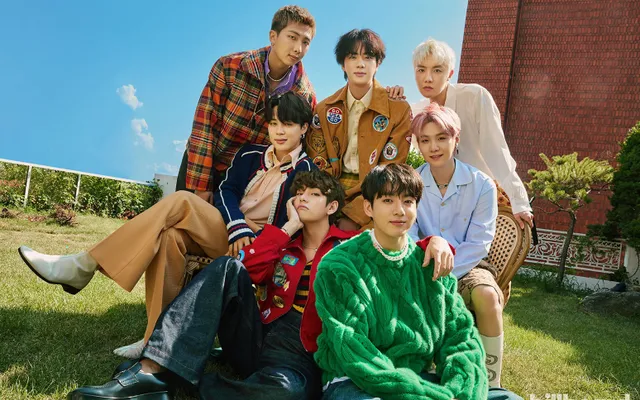 BXH Nghệ sĩ xuất sắc trên Billboard 2021: Drake dẫn đầu, BTS trượt top 10 - Ảnh 2.