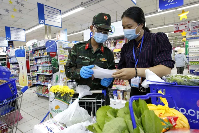 Bộ đội “đi chợ hộ” người dân ở tâm dịch TP Hồ Chí Minh: Người nhễ nhại mồ hôi, người tỉ mỉ check hàng - Ảnh 4. Bộ đội “đi chợ hộ” người dân ở tâm dịch TP Hồ Chí Minh: Người nhễ nhại mồ hôi, người tỉ mỉ check hàng - Ảnh 4.