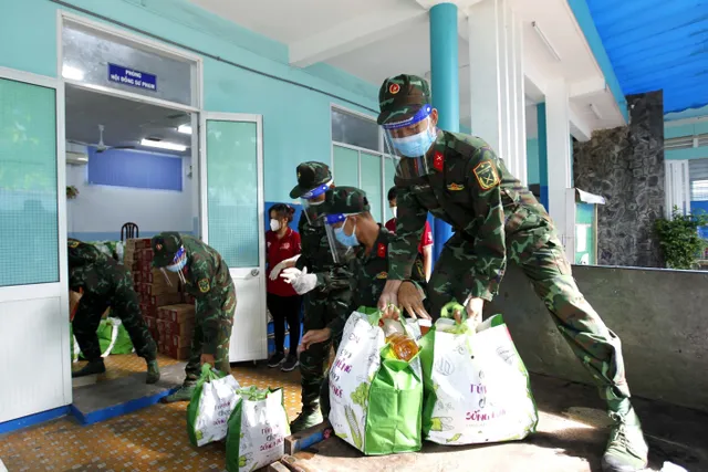 Bộ đội “đi chợ hộ” người dân ở tâm dịch TP Hồ Chí Minh: Người nhễ nhại mồ hôi, người tỉ mỉ check hàng - Ảnh 18. Bộ đội “đi chợ hộ” người dân ở tâm dịch TP Hồ Chí Minh: Người nhễ nhại mồ hôi, người tỉ mỉ check hàng - Ảnh 18.