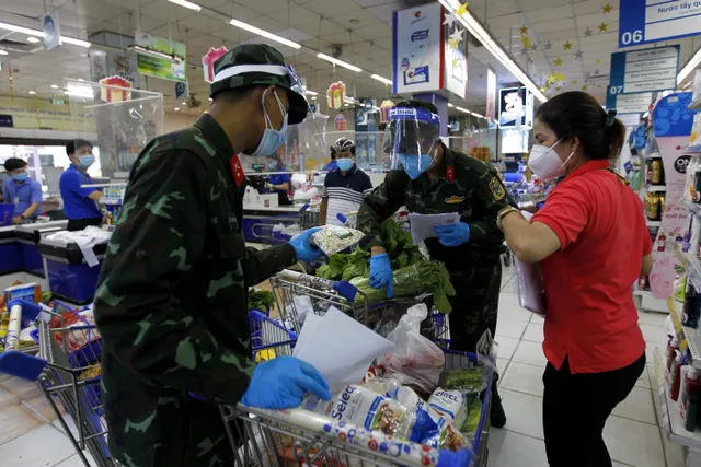 Bộ đội “đi chợ hộ” người dân ở tâm dịch TP Hồ Chí Minh: Người nhễ nhại mồ hôi, người tỉ mỉ check hàng - Ảnh 3. Bộ đội “đi chợ hộ” người dân ở tâm dịch TP Hồ Chí Minh: Người nhễ nhại mồ hôi, người tỉ mỉ check hàng - Ảnh 3.