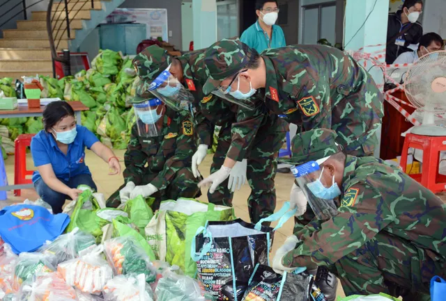 Bộ đội “đi chợ hộ” người dân ở tâm dịch TP Hồ Chí Minh: Người nhễ nhại mồ hôi, người tỉ mỉ check hàng - Ảnh 17. Bộ đội “đi chợ hộ” người dân ở tâm dịch TP Hồ Chí Minh: Người nhễ nhại mồ hôi, người tỉ mỉ check hàng - Ảnh 17.