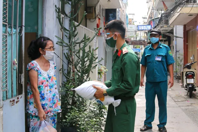 Bộ đội “đi chợ hộ” người dân ở tâm dịch TP Hồ Chí Minh: Người nhễ nhại mồ hôi, người tỉ mỉ check hàng - Ảnh 21. Bộ đội “đi chợ hộ” người dân ở tâm dịch TP Hồ Chí Minh: Người nhễ nhại mồ hôi, người tỉ mỉ check hàng - Ảnh 21.