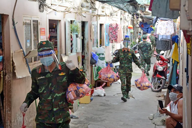 Bộ đội “đi chợ hộ” người dân ở tâm dịch TP Hồ Chí Minh: Người nhễ nhại mồ hôi, người tỉ mỉ check hàng - Ảnh 20. Bộ đội “đi chợ hộ” người dân ở tâm dịch TP Hồ Chí Minh: Người nhễ nhại mồ hôi, người tỉ mỉ check hàng - Ảnh 20.
