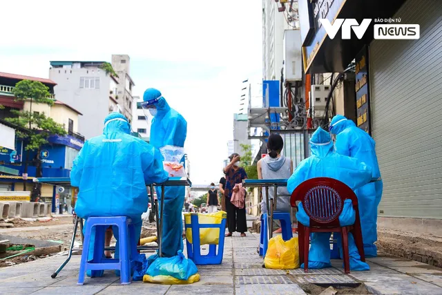 Hà Nội: Tiến hành lấy mẫu xét nghiệm cho toàn bộ người dân khu vực quận Thanh Xuân - Ảnh 1. Hà Nội: Tiến hành lấy mẫu xét nghiệm cho toàn bộ người dân khu vực quận Thanh Xuân - Ảnh 1.