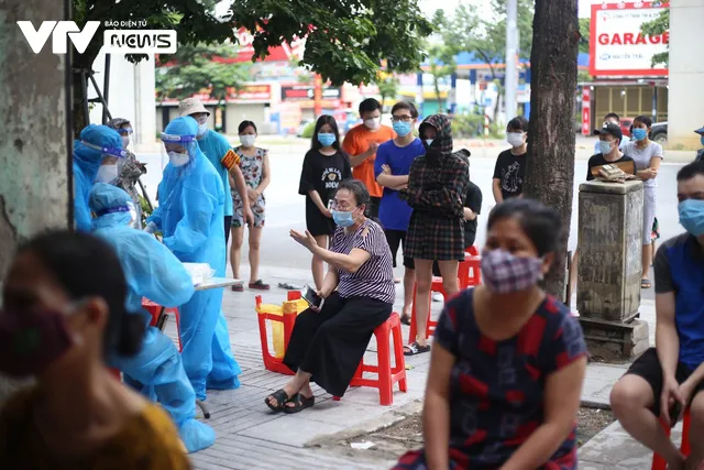 Hà Nội: Tiến hành lấy mẫu xét nghiệm cho toàn bộ người dân khu vực quận Thanh Xuân - Ảnh 2. Hà Nội: Tiến hành lấy mẫu xét nghiệm cho toàn bộ người dân khu vực quận Thanh Xuân - Ảnh 2.