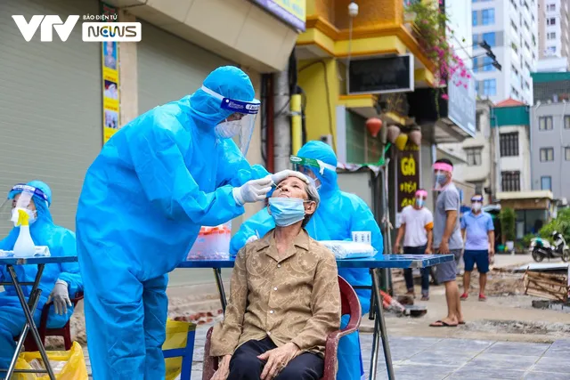 Hà Nội: Tiến hành lấy mẫu xét nghiệm cho toàn bộ người dân khu vực quận Thanh Xuân - Ảnh 3. Hà Nội: Tiến hành lấy mẫu xét nghiệm cho toàn bộ người dân khu vực quận Thanh Xuân - Ảnh 3.